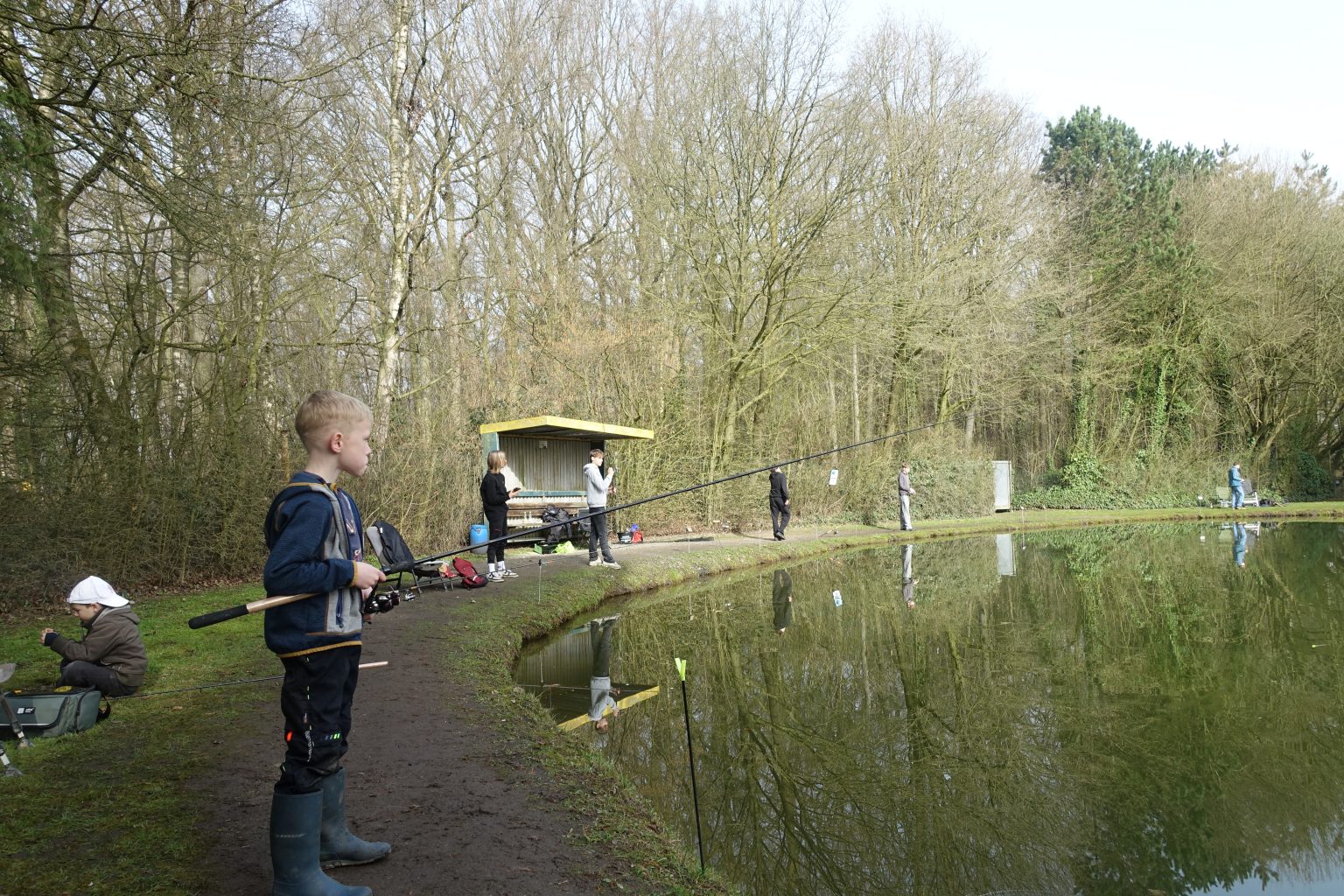 Das Forellenangeln für die Angeljugend fand am ersten Märzwochenende statt. Wir hatten wieder zwei Teiche angepachtet, in denen sich die mit Forellen tummelten.